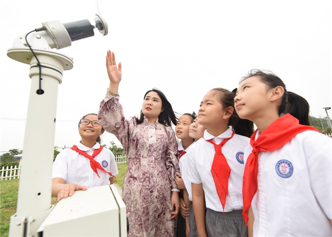 Children Learn About Meteorological Knowledge Outdoors Ahead